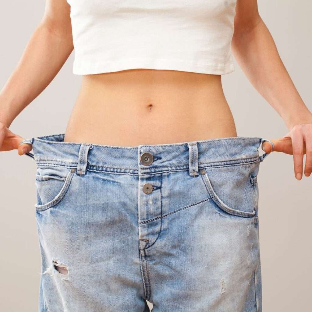 A detailed infographic illustrating tips on how to lose weight quickly in 2 weeks, featuring strategies like creating a calorie deficit, incorporating intermittent fasting, increasing hydration, and engaging in high-intensity interval training (HIIT) for effective weight loss.